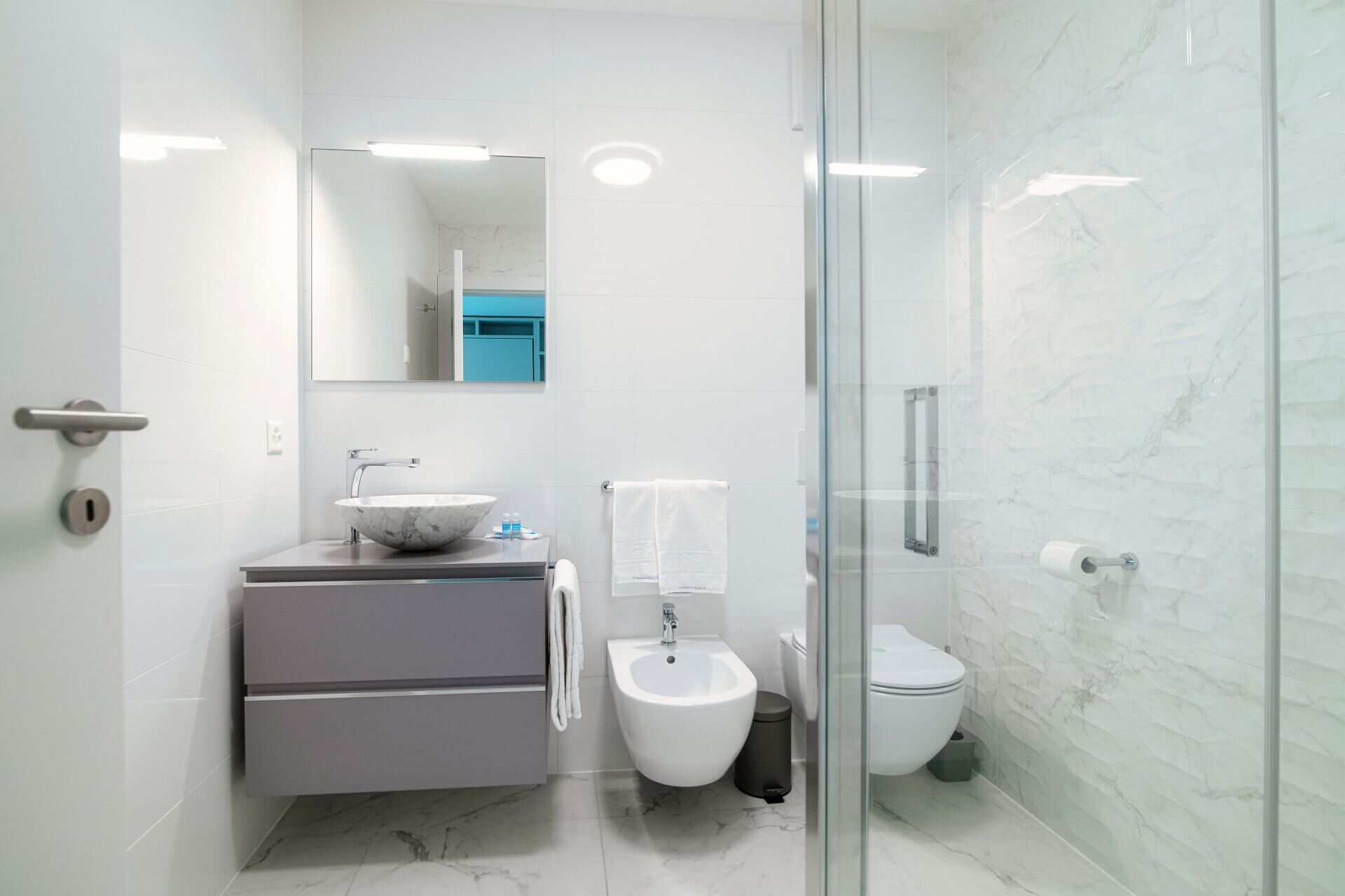 Dusche, Haartrockner, Bidet, Handtücher