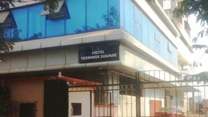 Un hotel con un cartel que dice "HOTEL TERMINUS SQUARE".