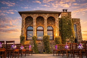 Outdoor banquet area - Stay in a Real Castle on a Vineyard (Cleveland)