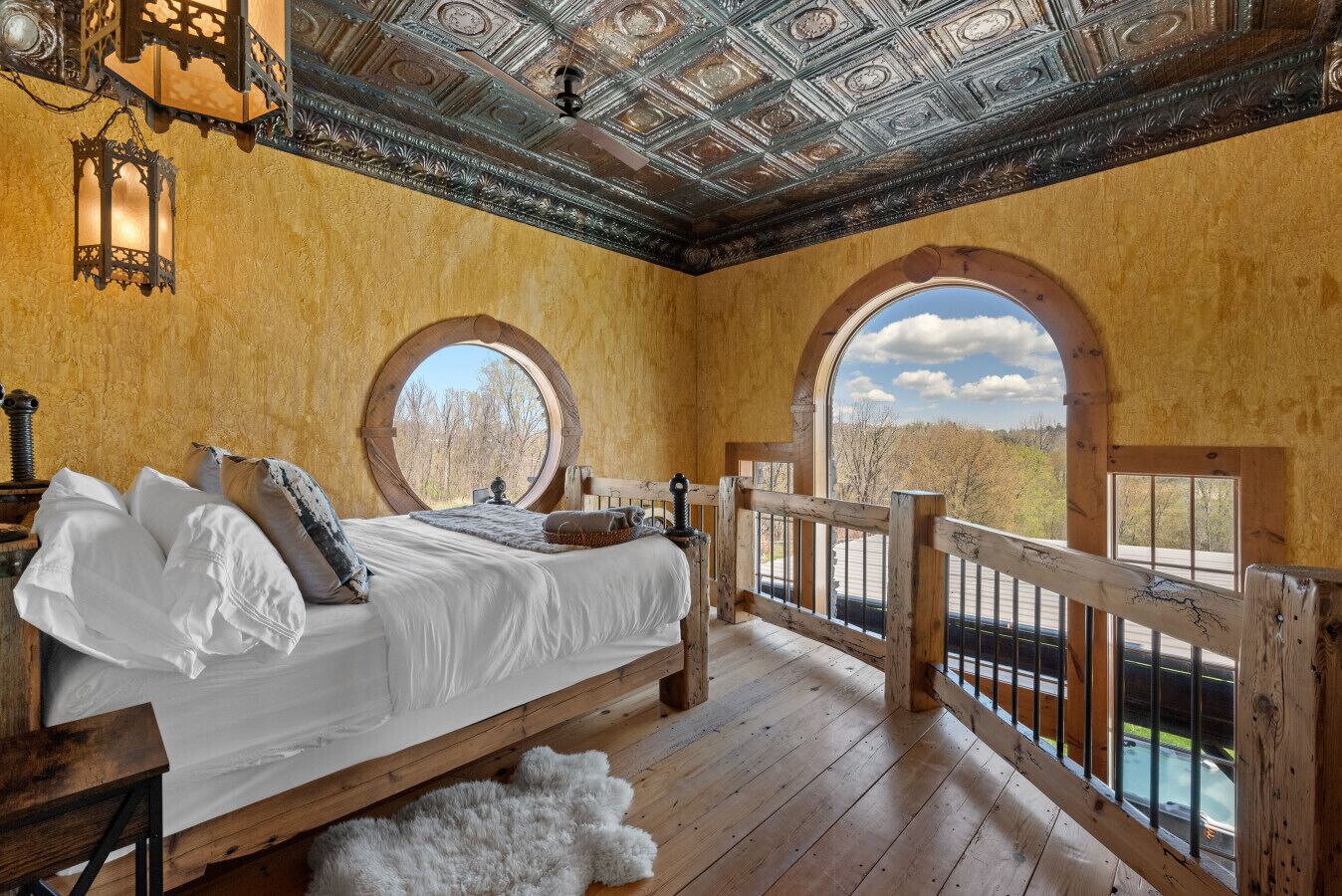 4 habitaciones, escritorio y tabla de planchar con plancha 