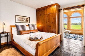 4 Schlafzimmer, Schreibtisch, Bügeleisen/Bügelbrett, Reisekinderbett