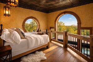 4 bedrooms, desk, iron/ironing board, travel cot - Stay in a Real Castle on a Vineyard (Cleveland)