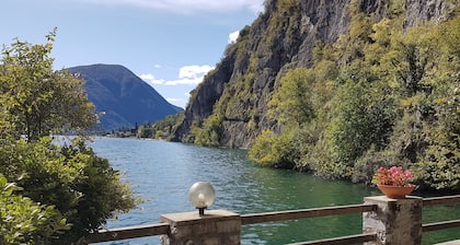 Directly on Lago di Lugano with boat mooring