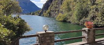 Directly on Lago di Lugano with boat mooring