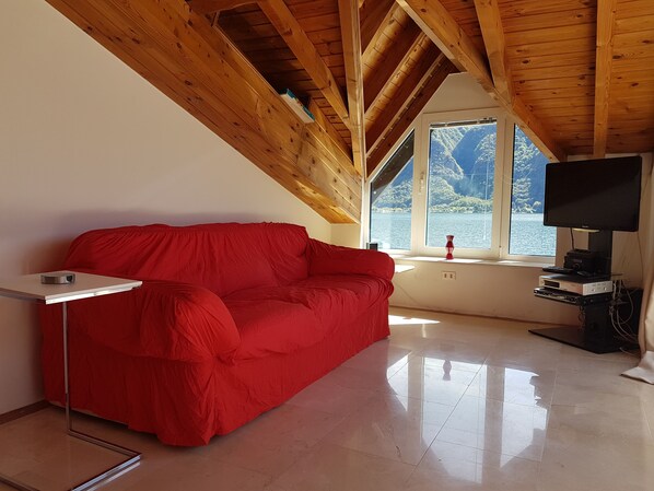 Téléviseur, lecteur de DVD, chaîne audio