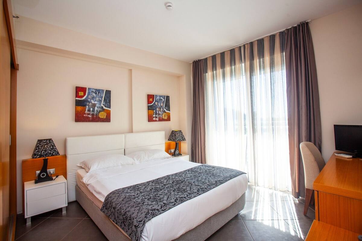 Minibar, in-room safe, WiFi, bed sheets