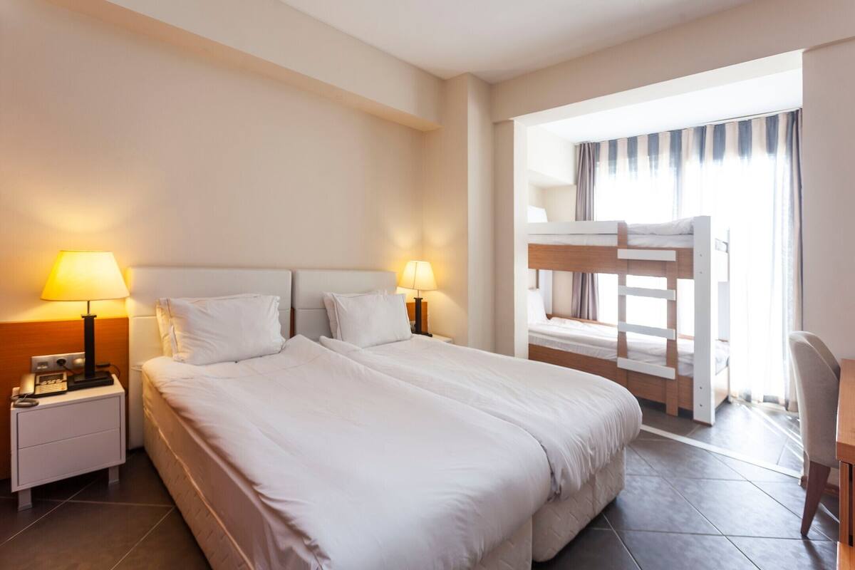 Minibar, in-room safe, WiFi, bed sheets