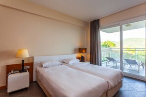 Familiekamer | Een minibar, een kluis op de kamer, wifi, beddengoed