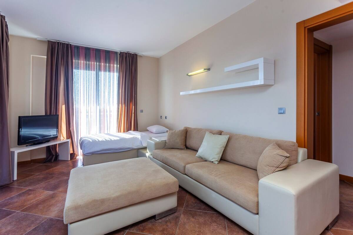 Minibar, in-room safe, WiFi, bed sheets