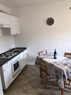 Kühlschrank, Mikrowelle, Ofen