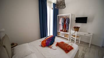 1 bedroom, desk, WiFi