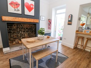 Cottage | Private kitchen | Fridge, dishwasher, electric kettle, toaster - Cowrie Cottage (Whitley Bay)