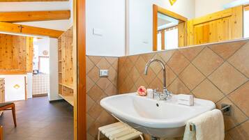 Family House, Multiple Bedrooms (Casa Tra Borgo e Lago) | Bathroom | Shower, hair dryer, bidet, towels