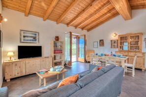 Familjehus - flera sovrum (Casa Tra Borgo e Lago) | Vardagsrum | 21-tums platt-tv med kabelkanaler
