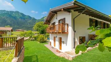 Family House, Multiple Bedrooms (Casa Tra Borgo e Lago) | Front of property