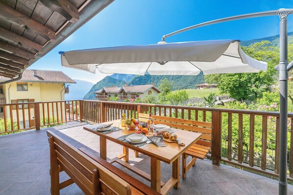 Familienhaus, Mehrere Schlafzimmer (Casa Tra Borgo e Lago) | Speisen im Freien