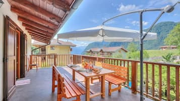 Family House, Multiple Bedrooms (Casa Tra Borgo e Lago) | Outdoor dining