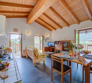 Family House, Multiple Bedrooms (Casa Tra Borgo e Lago) | Makan dalam bilik