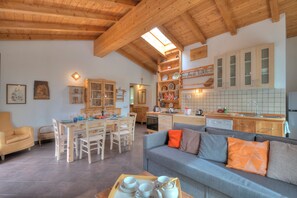 Familienhaus, Mehrere Schlafzimmer (Casa Tra Borgo e Lago) | Wohnbereich | 21-Zoll-Flachbildfernseher mit Kabelempfang