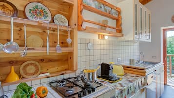 Nhà dành cho gia đình, 2 phòng ngủ (Casa Tra Borgo e Lago) | Bếp riêng | Tủ lạnh, lò nướng, bếp nấu, máy rửa bát