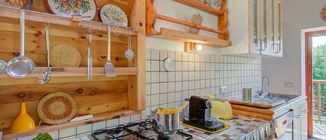 Casa familiar, varias habitaciones (Casa Tra Borgo e Lago) | Cocina privada | Refrigerador, horno, parrilla de estufa y lavavajillas