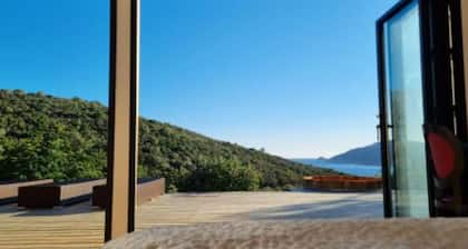 CONTEMPORARY CHALET LES LAURIERS ON ÎLE DU LEVANT