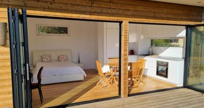 CONTEMPORARY CHALET LES LAURIERS ON ÎLE DU LEVANT