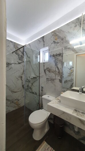 Traditional Apartment | Bathroom | Shower, hair dryer, towels - Little Troll House (Paros)