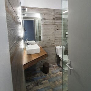 Villa Tradizionale | Bagno | Doccia, asciugacapelli, asciugamani