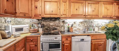 Mökki | Yksityinen keittiö | Jääkaappi, astianpesukone, vedenkeitin, leivänpaahdin