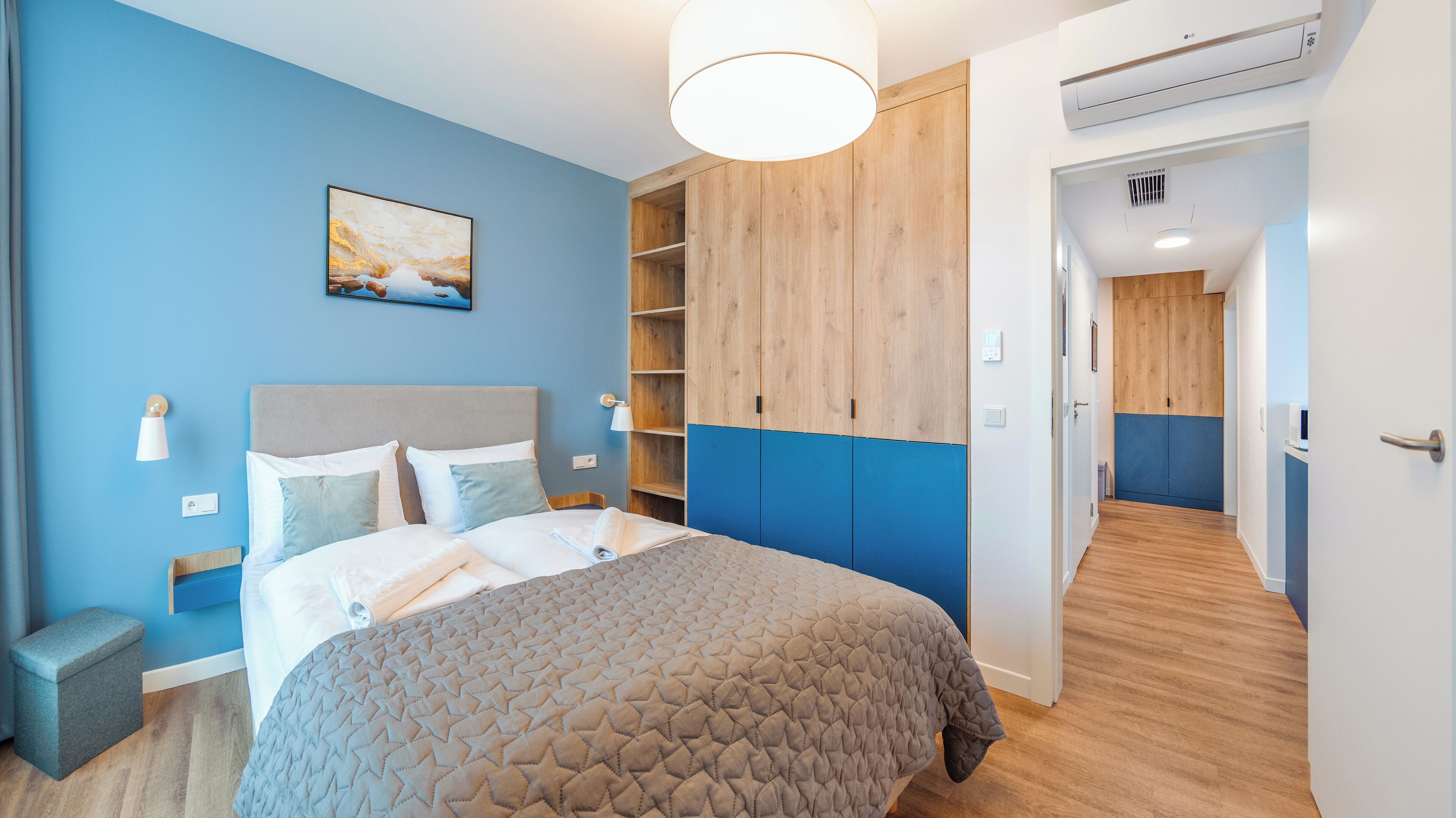 Tabla de planchar con plancha, wifi y ropa de cama 