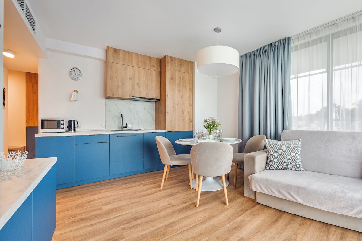 Un appartement moderne comprenant une cuisine, un coin repas et un salon.