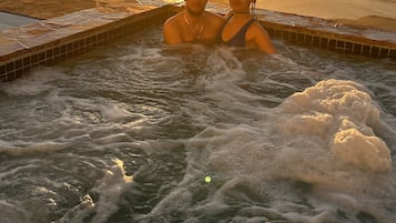 Una piscina al aire libre, una piscina infinita