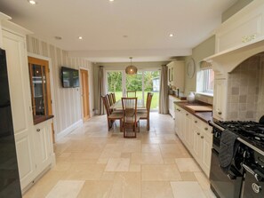 Cottage | Private kitchen | Fridge, dishwasher, electric kettle, toaster