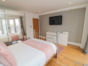 Cottage | 5 bedrooms, individually decorated, individually furnished, free WiFi