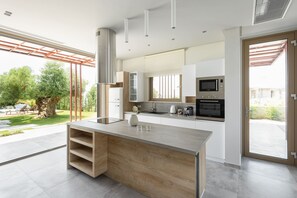 Kylskåp, mikrovågsugn, ugn och spishäll