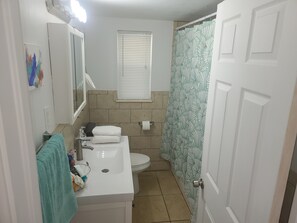 Bathroom - Lovely 2 Bed By The Beach w/ Free Parking (Ormond Beach)