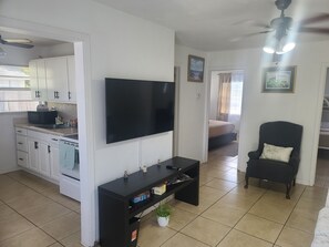 Room - Lovely 2 Bed By The Beach w/ Free Parking (Ormond Beach)