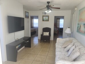 Living area - Lovely 2 Bed By The Beach w/ Free Parking (Ormond Beach)