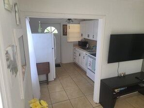 Private kitchen - Lovely 2 Bed By The Beach w/ Free Parking (Ormond Beach)