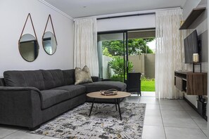 Living area - 2-bed Apartment Ground Floor With Garden 81 (Sandton)
