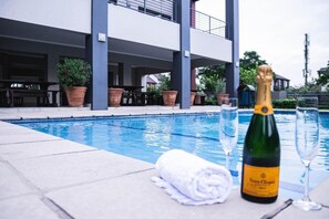 Kolam renang outdoor