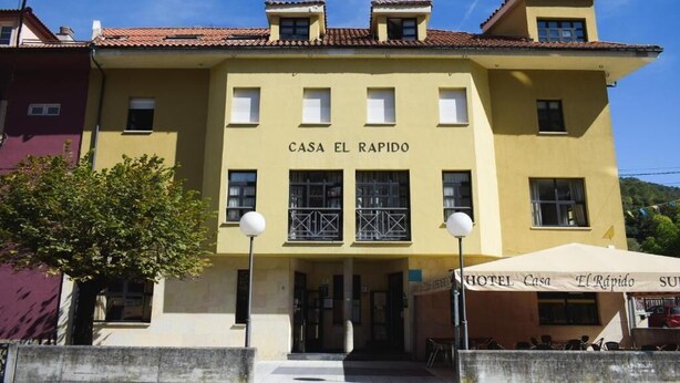 Un edificio amarillo con el letrero 