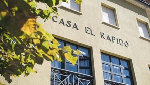 En bygning med skiltet "CASA EL RAPIDO".