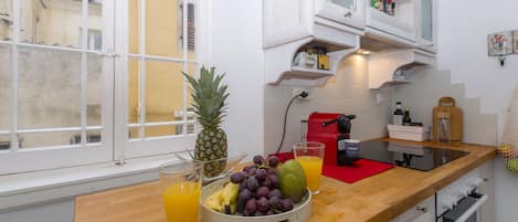 Luxury Apartment | Private kitchen | Oven, stovetop, coffee/tea maker, electric kettle