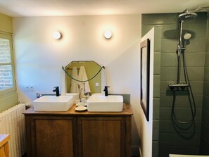 Dusche, Haartrockner, Handtücher, Seife