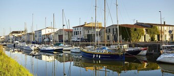 On the quays of the Sèvre 20 km from la Rochelle by weel maintened cycle pathe.
