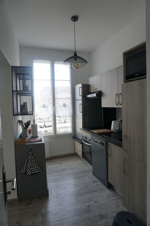 Kühlschrank, Mikrowelle, Ofen, Herdplatte