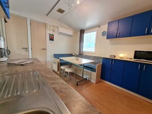 Réfrigérateur, four à micro-ondes, surface de cuisson, cafetière-théière