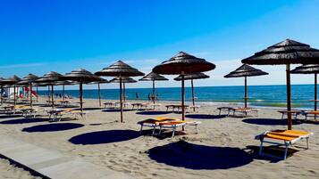 Una spiaggia nelle vicinanze